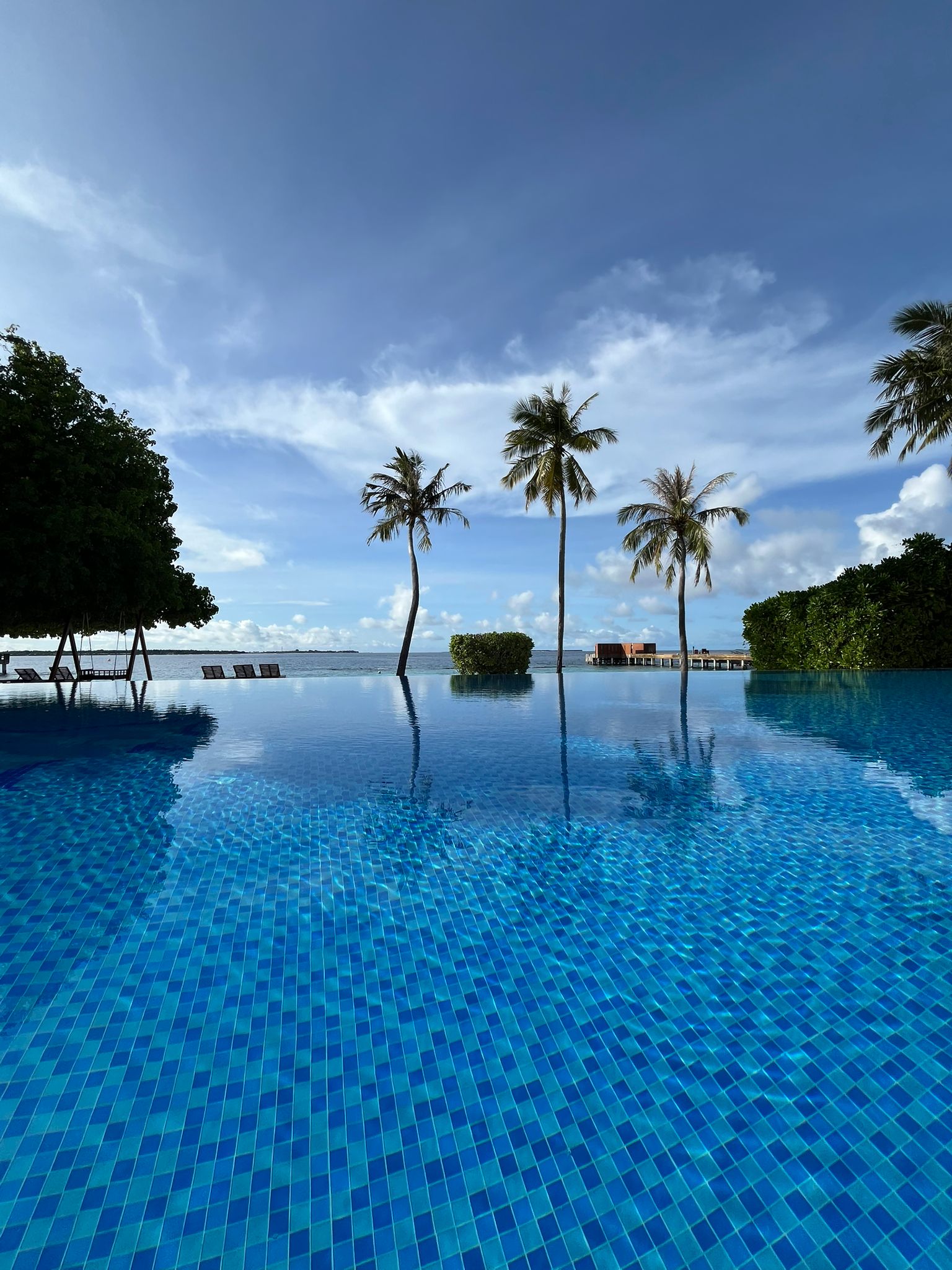 Glückseligkeit am Pool: Die beste Art, einen entspannten Tag im Reethi Faru Resort zu verbringe
